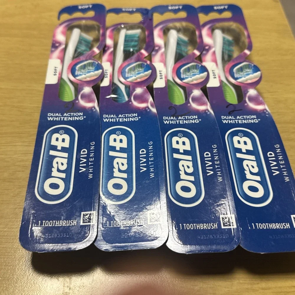 Lot of 4 Oral-B Dual Action Vivid Whitening Soft Bristles Toothbrushes NEW